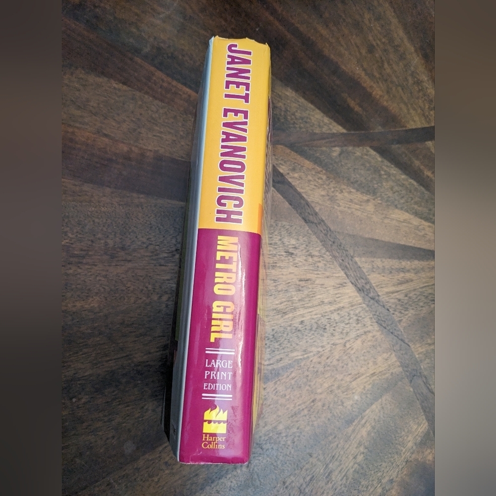 Metro Girl (Large Print Edition) – Janet Evanovich – Hardcover - Picture 2 of 11